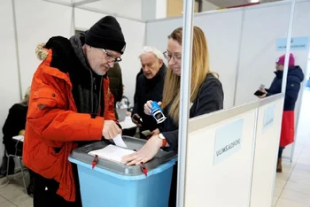 Cử tri tham gia bỏ phiếu trong cuộc bầu cử Estonia, ngày 5/3/2023. (Nguồn: Reuters)