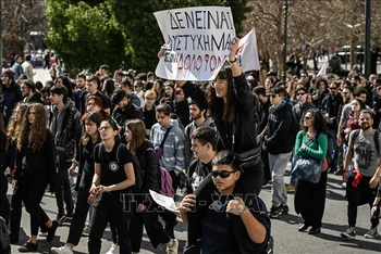 Học sinh và sinh viên tham gia biểu tình phản đối tình trạng giao thông đường sắt thiếu an toàn ở Athens, Hy Lạp, ngày 3/3/2023. (Ảnh: AFP/TTXVN)