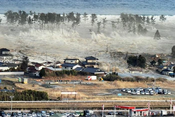 Sóng thần nhấn chìm khu dân cư ở Natori, tỉnh Miyagi, đông bắc Nhật Bản, ngày 11/3/2011. (Ảnh: Reuters/Kyodo)