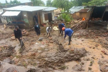 Lực lượng cứu hộ dọn bùn sau bão Freddy tại Blantyre, Malawi. (Ảnh: THX/TTXVN)