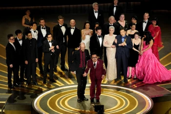 Dàn diễn viên và đoàn làm phim Everything Everywhere All At Once nhận giải Oscar cho phim hay nhất. (Ảnh: CNN)