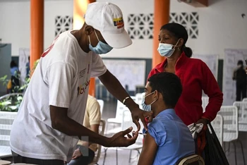 Tiêm vaccine phòng Covid-19 cho người dân tại Caracas, Venezuela. (Ảnh: AFP/TTXVN)