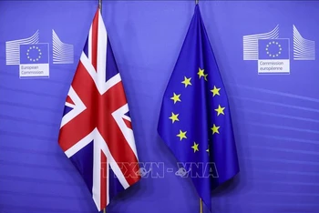 Quốc kỳ Anh (trái) và cờ Liên minh châu Âu (EU) tại 1 cuộc họp ở Brussels, Bỉ ngày 9/12/2020. (Ảnh tư liệu minh họa: AFP/TTXVN)