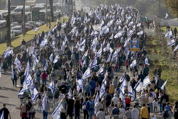 Người dân tham gia biểu tình phản đối kế hoạch cải cách tư pháp, tại Tel Aviv, Israel. (Nguồn: AFP/TTXVN)