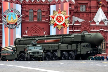 Tên lửa đạn đạo liên lục địa của Nga tham gia duyệt binh tại Quảng trường Đỏ. (Ảnh tư liệu: New York Times)