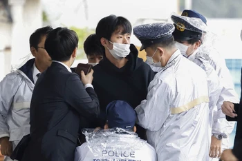 [Ảnh] Cảnh sát Nhật Bản khống chế đối tượng ném bom khói nhằm vào Thủ tướng Kishida