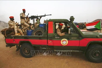 Các thành viên Lực lượng hỗ trợ nhanh (RSF) tuần tra tại làng Qarri, cách thủ đô Khartoum của Sudan 90km về phía bắc. (Ảnh tư liệu: AFP/TTXVN)
