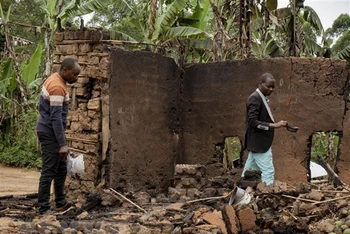 Một ngôi nhà bị phá hủy sau một vụ tấn công tại Cộng hòa Dân chủ Congo. (Ảnh: AFP/TTXVN)