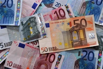 Đồng 5,10, 20 và 50 euro. (Ảnh: AFP/TTXVN)