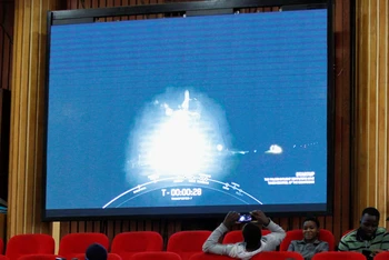 Quá trình chuẩn bị phóng vệ tinh Taifa-1 – vệ tinh quan sát trái đất đầu tiên của Kenya, tại Hội trường Taifa của Đại học Nairobi, thủ đô Nairobi, Kenya, ngày 14/4/2023. (Ảnh: Reuters)