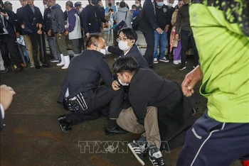 Cảnh sát bắt giữ người đàn ông ném thiết bị nổ về phía Thủ tướng Nhật Bản Fumio Kishida tại Wakayama, Nhật Bản, ngày 15/4/2023. (Ảnh: Kyodo/TTXVN)