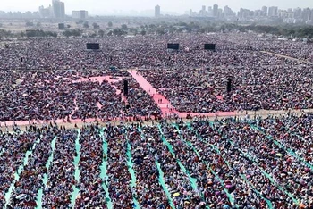Đám đông đứng dưới nắng nóng tại lễ trao giải Maharashtra Bhushan ở Navi Mumbai vào ngày 16/4/2023. (Nguồn: ANI)