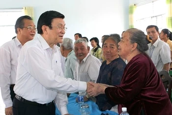 Nguyên Chủ tịch nước Trương Tấn Sang với nhân dân xã nông thôn mới Thiện Nghiệp, TP Phan Thiết (Bình Thuận), tháng 3/2015. (Ảnh: NGUYỄN KHANG/TTXVN)