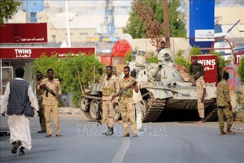 Các binh sĩ trung thành với Tư lệnh quân đội Sudan Abdel Fattah al-Burhan gác tại thành phố Port Sudan ngày 20/4/2023. (Ảnh: AFP/TTXVN)
