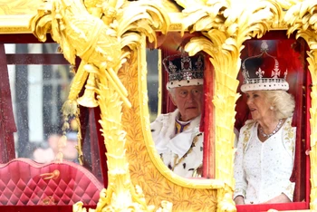 Vua Charles III và Hoàng hậu Camilla rời Tu viện Westminster sau lễ đăng quang. (Ảnh: Reuters)