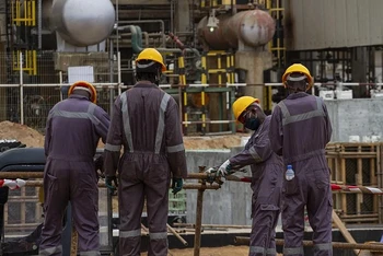 Một cơ sở chế biến dầu tại Angola. (Ảnh: AFP)