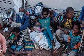Người dân Ethiopia sơ tán từ vùng chiến sự Tigray tới lánh nạn tại một trại tị nạn ở bang Gedaref, Sudan, ngày 5/12/2020. (Ảnh minh họa: AFP/TTXVN)
