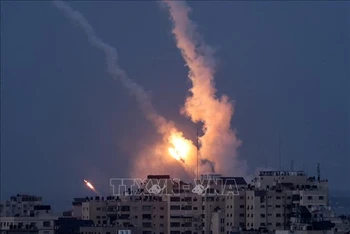 Rocket được phóng từ Dải Gaza xuống lãnh thổ Israel khi căng thẳng leo thang giữa Israel và Palestine, ngày 10/5/2023. (Ảnh: AFP/TTXVN)