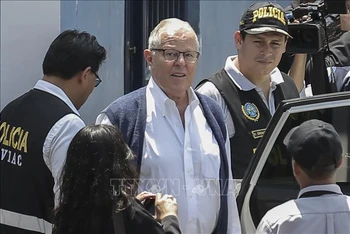 Cảnh sát Peru áp giải cựu Tổng thống Pedro Pablo Kuczynski (giữa) theo lệnh bắt của tòa án, tại Lima ngày 10/4/2019. (Ảnh tư liệu: AFP/TTXVN)