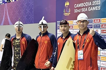 Đội tuyển Lặn Việt Nam có ngày ra quân thành công khi liên tiếp giành 4 Huy chương Vàng. Trong ảnh, các vận động viên lặn Việt Nam giành Huy chương Vàng nội dung vòi hơi chân vịt 4x200m tiếp sức nam trong ngày 12/5. (Ảnh: TTXVN)