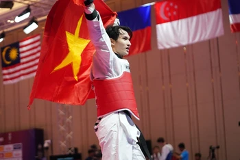 Vận động viên Lý Hồng Phúc giành Huy chương Vàng Taekwondo hạng cân dưới 74kg nam - Huy chương Vàng đối kháng đầu tiên và là tấm Huy chương Vàng thứ ba của đội tuyển Taekwondo tại SEA Games 32, ngày 14/5/2023. (Ảnh: TTXVN)