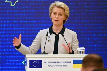 Chủ tịch Ủy ban châu Âu (EC) Ursula von der Leyen phát biểu tại cuộc họp báo ở Kiev, Ukraine, ngày 3/2/2023. (Ảnh tư liệu: AFP/TTXVN)