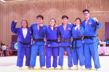 Đội tuyển Judo Việt Nam giành Huy chương Vàng nội dung đồng đội hỗn hợp trong ngày 16/5. (Ảnh: TTXVN)