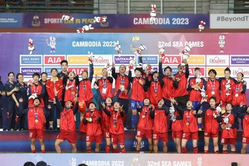 Đội tuyển Bóng đá nữ Việt Nam xuất sắc giành Huy chương Vàng SEA Games 32. (Ảnh: TTXVN)