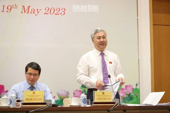 Ủy viên Thường trực Ủy ban Tài chính-ngân sách của Quốc hội Trần Văn Lâm phát biểu tại họp báo. (Ảnh: DUY LINH)