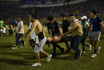 [Video] Thảm kịch giẫm đạp ở sân vận động El Salvador