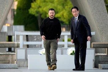 Tổng thống Ukraine Volodymyr Zelenskiy cùng Thủ tướng Nhật Bản Fumio Kishida thăm Đài tưởng niệm các nạn nhân của vụ ném bom nguyên tử tại Công viên Tưởng niệm Hòa bình Hiroshima, Nhật Bản, ngày 21/5/2023. (Ảnh: Pool/Reuters)