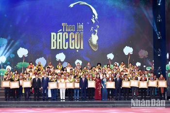 [Ảnh] Thủ tướng Phạm Minh Chính dự Hội nghị biểu dương, tôn vinh điển hình tiên tiến toàn quốc