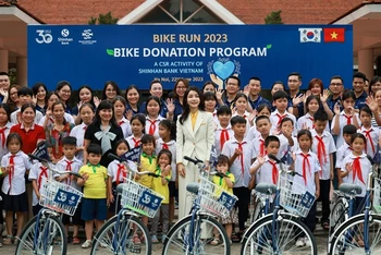 Đệ nhất phu nhân Hàn Quốc Kim Keon Hee cùng đại diện Ngân hàng Shinhan trao tặng học bổng và xe đạp cho Làng trẻ SOS Việt Nam.