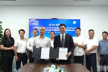 Lãnh đạo Công ty Đầu tư và Phát triển Giáo dục Hà Nội và Trung tâm Bản quyền số đại diện hai đơn vị ký kết thoả thuận.
