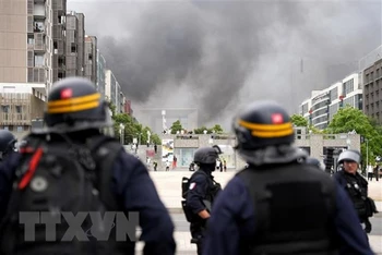 Cảnh sát chống bạo động được triển khai để ngăn chặn những người biểu tình quá khích tại Nanterre, ngoại ô Paris, Pháp, ngày 29/6. (Nguồn: AFP/TTXVN)