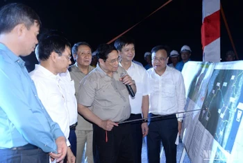 Thủ tướng Phạm Minh Chính thị sát công trường xây dựng dự án cao tốc đoạn Vạn Ninh-Cam Lộ trên địa bàn tỉnh Quảng Trị.