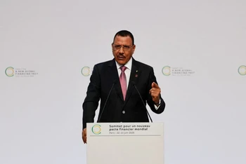 Tổng thống Niger, Mohamed Bazoum phát biểu trong phiên khai mạc Hội nghị thượng đỉnh về Hiệp ước tài chính toàn cầu mới tại Palais Brogniart, Paris, Pháp, ngày 22/6/2023. (Ảnh: Pool/Reuters)