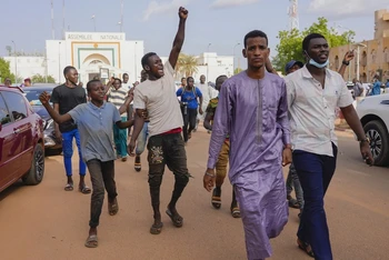 Người ủng hộ Tổng thống Niger Mohamed Bazoum bày tỏ ủng hộ chính khách này trên đường phố hôm 26/7. (Ảnh: AP)