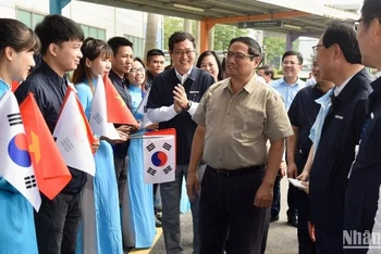 Thủ tướng Phạm Minh Chính với lãnh đạo, nhân viên Công ty TNHH Samsung Electronics Việt Nam. (Ảnh: TRẦN HẢI)