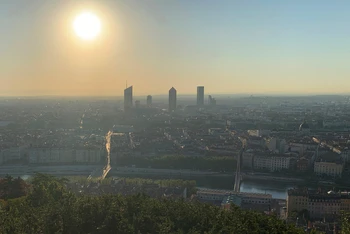 Toàn cảnh thành phố Lyon trong bối cảnh Pháp đưa ra "báo động đỏ" cho 4 khu vực phía nam đất nước do thời tiết nắng nóng cực đoan, đặc biệt là ở thung lũng Rhone, Pháp, ngày 22/8/2023. (Ảnh: Reuters)