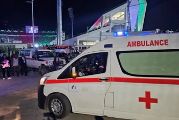 Xe cứu thương bên ngoài sân vận động sau thảm kịch giẫm đạp trước giờ khai mạc Đại hội thể thao các quốc đảo Ấn Độ Dương. (Ảnh: X/Antoine Forestier)