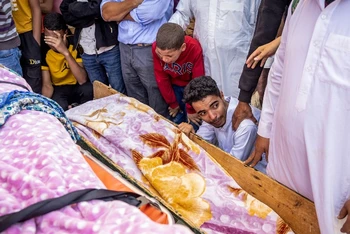 Người dân đau buồn trước sự ra đi của các nạn nhân thiệt mạng trong trận động đất ở Moulay Brahim, Maroc, ngày 9/9/2023. (Ảnh: AFP/Getty Images)