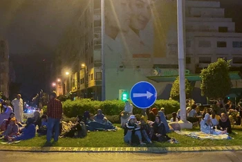 Người dân ở thành phố Casablanca ở Maroc thoát ra khỏi các nhà cao tầng và tập trung trên đường phố sau trận động đất mạnh xảy ra đêm 8/9/2023. (Ảnh: Reuters)