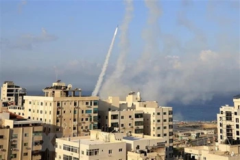 Phóng rocket từ Dải Gaza vào lãnh thổ Israel, ngày 7/10/2023. (Ảnh: AFP/TTXVN)