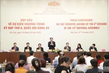 Quang cảnh họp báo thông tin về dự kiến chương trình Kỳ họp thứ 6, Quốc hội khóa XV tổ chức chiều 19/10. (Ảnh: DUY LINH)