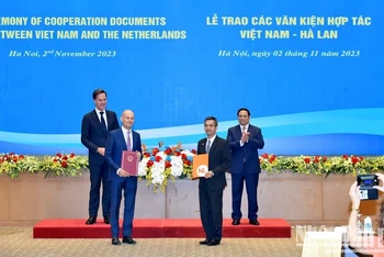 Trao Thỏa thuận giữa Tổng cục Hải quan Việt Nam và Cơ quan Hải quan Hà Lan về việc thực hiện Hiệp định giữa Việt Nam và Hà Lan về hợp tác và hỗ trợ hành chính lẫn nhau trong lĩnh vực hải quan. (Ảnh: TRẦN HẢI)