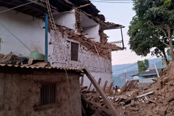 Một tòa nhà bị hư hại trong trận động đất ở Jajarkot, Nepal, ngày 4/11/2023. (Ảnh: Văn phòng Thủ tướng Nepal/Reuters).
