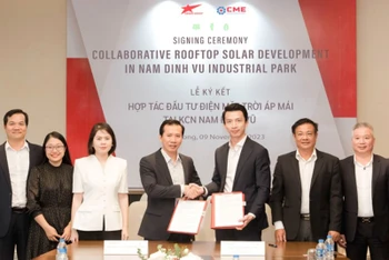 Đại diện Tập đoàn Sao Đỏ và Công ty CME Solar ký kết thỏa thuận hợp tác để triển khai hệ thống điện mặt trời áp mái tại Khu công nghiệp Nam Đình Vũ, Hải Phòng. 