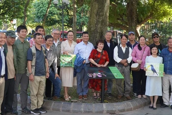 Các tác giả có ảnh triển lãm về chim hoang dã Hà Nội cùng đại diện Ban tổ chức tại triển lãm.