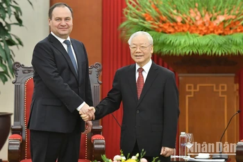 Tổng Bí thư Nguyễn Phú Trọng và Thủ tướng Cộng hòa Belarus Roman Golovchenko tại buổi tiếp. 